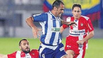 <b>IMPOTENCIA. </b>Salva intenta progresar con el balón ante la presión de varios futbolistas de la Ponferradina.