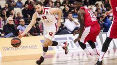 Piraeus (Greece), 29/11/2019.- Will Cherry of Olympiacos Piraeus in action against Sergio Rodriguez of AX Armani Exchange Milan, during the Turkish Airlines Eurolague match between Olympiacos Piraeus and AX Armani Exchange Milan, in Piece and Friendship Stadium in Piraeus, Greece on 29th November 2019. (Baloncesto, Euroliga, Grecia, Pireo) EFE/EPA/Georgia Panagopoulou