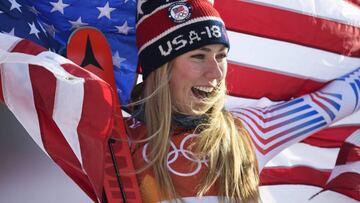 Mikaela Shiffrin posa en el podio con la bandera de Estados Unidos tras proclamarse campeona en la prueba del gigante en los Juegos Ol&iacute;mpicos de Pyeongchang.