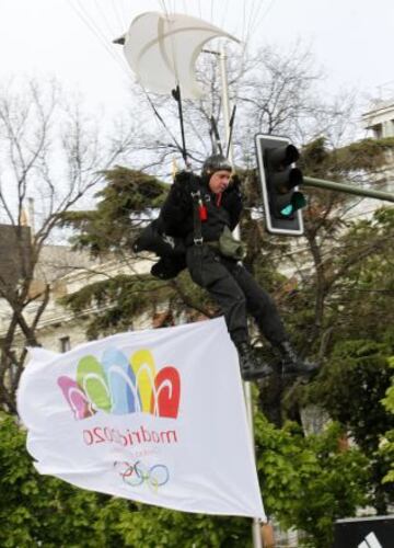 Un paracaidista de la Bripac descendió portando una bandera alusiva a la candidatura olímpica de Madrid 2020.