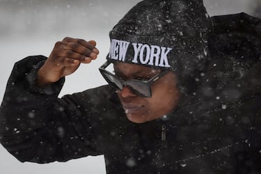 Una mujer se abre paso a través de la nieve durante una poderosa tormenta invernal que obligó al cierre de escuelas y obligó a las oficinas y los sistemas de transporte a cumplir con horarios de emergencia, en Brooklyn.