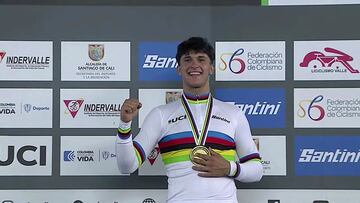 El ciclista español Rubén Sánchez posa con el maillot arcoíris como campeón del mundo junior de eliminación en los Campeonatos del Mundo de Ciclismo en Pista Junior de Cali.