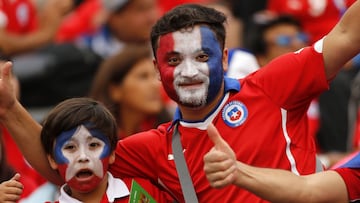 Futbol, Chile v Argentina.
Eliminatorias a Rusia 2018.
Hinchas de la seleccion chilena alientan a su equipo antes del partido clasificatorio al mundial de Rusia 2018 contra Argentina disputado en el estadio Nacional de Santiago, Chile.
24/03/2016
Andres Pina/Photosport**********
Football, Chile v Argentina.
Russia 2018 World Cup qualifiying match.
Chile's fans cheer their team prior to the Russia 2018 World Cup qualifiying football match against Argentina at the National stadium in Santiago, Chile.
24/03/2016
Andres Pina/Photosport
