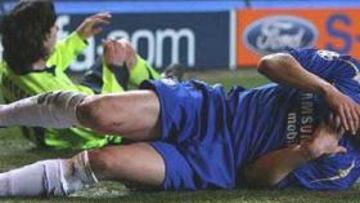 <B>JUGADA CLAVE.</B> Del Horno quedó tendido en el 'césped' tras su entrada sobre Messi.