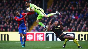 LONDON, ENGLAND - NOVEMBER 19: Claudio Bravo of Manchester City (C) collects the ball, while under pressure from Jason Puncheon of Crystal Palace (L) during the Premier League match between Crystal Palace and Manchester City at Selhurst Park on November 19, 2016 in London, England. (Photo by Charlie Crowhurst/Getty Images)