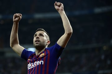 Pas¨® siete a?os en las categor¨ªas inferiores del Barcelona. Sal¨ªo de La Mas¨ªa para formar parte del UE Cornell¨¢, de donde fue fichado por el Valencia para sus filiales. Ser¨ªa cedido al Nastic de Tarragona (2008-09) antes de volver al primer equipo del Valencia en 2009. Tras tres temporadas en el equipo Ch¨¦, el Barcelona lo fich¨® en 2012.