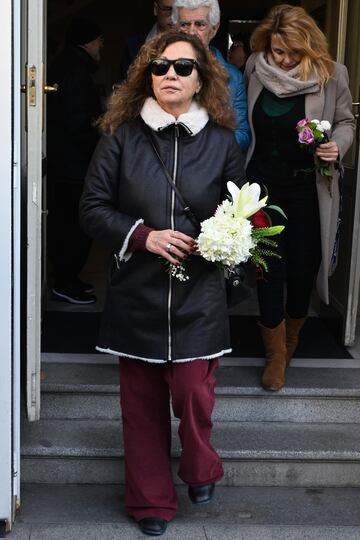 Eulalia Ramón sale de la capilla ardiente de Marisa Paredes en el Teatro Español. 