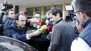Ant&oacute;n Meana, de la Cadena Ser, le pregunta a Iker Casillas por su candidatura a la presidencia de la RFEF.