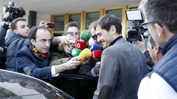 Antón Meana, de la Cadena Ser, le pregunta a Iker Casillas por su candidatura a la presidencia de la RFEF.