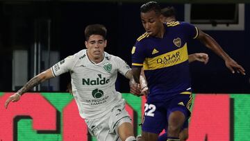 Boca Juniors&#039; Colombian forward Sebastian Villa (R) controls the ball past Sarmiento&#039;s forward Benjamin Borasi during their Argentine Professional Football League match at La Bombonera stadium in Buenos Aires, on February 28, 2021. (Photo by ALEJANDRO PAGNI / AFP)