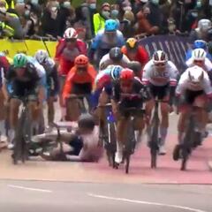 Brutal accidente ciclista que pudo acabar peor: un corredor español atropelló a otro y cayó al asfalto