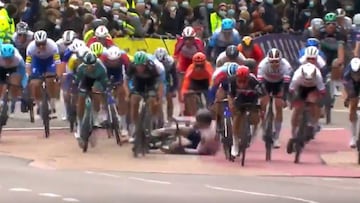 Brutal accidente que pudo terminar en tragedia: ciclista cayó y ocasionó choque múltiple