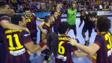 Los jugadores Barcelona celebran la victoria ante el Rhein-Neckar L&ouml;wen, al t&eacute;rmino del partido de Liga de Campeones que le llev&oacute; a la Final Four