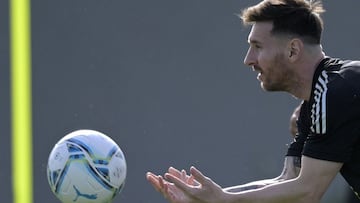 Argentina&#039;s forward Lionel Messi gestures during a training session in Ezeiza, Buenos Aires, on November 9, 2021, ahead of FIFA World Cup Qatar 2022 qualifier matches against Uruguay on November 12 and against Brazil on November 16. (Photo by JUAN MA