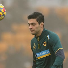 Aficionado a los Wolves llora de felicidad por recibir su jersey de Raúl Jiménez