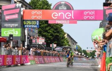 LUEl ciclista italiano Matteo Trentin del equipo Etixx cruza la meta como ganador de la decimoctava etapa del Giro de Italia entre Muggiò y Pinerolo, de 240 kilómetros, en Italia