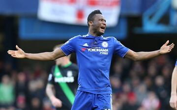El jugador nigeriano sali¨® del FK Lyn noruego en 2006 con varios equipos interesados en su fichaje. El Manchester United oficializ¨® su contrataci¨®n, pero el Chelsea sac¨® a la luz un acuerdo previo con el jugador que le hizo vestir de azul sin haber jugado un s¨®lo minuto con 'Los Diablos Rojos'.
