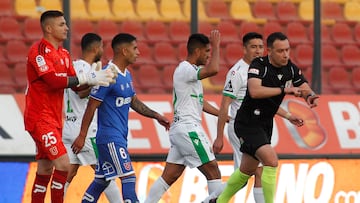 El árbitro Ángelo Hermosilla dirige el partido de Primera Division entre Universidad de Chile y Audax Italiano disputado en el estadio Santa Laura Universidad SEK, Santiago, Chile.
03/10/2022