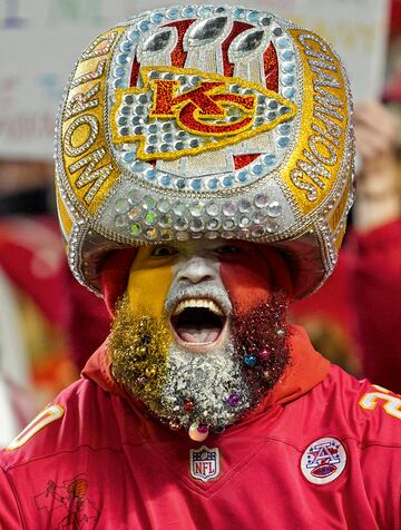 Los Chiefs volvieron a ganar sobre la bocina, como acostumbran esta temporada. Aunque presumen de un récord de 12 victorias por una sola derrota, diez de estas victorias han sido por una sola anotación. Un “navideño” aficionado lo celebra.