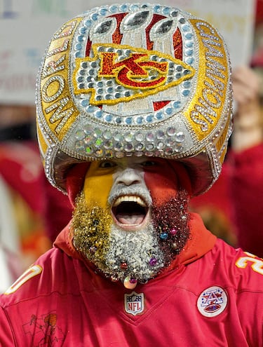 Los Chiefs volvieron a ganar sobre la bocina, como acostumbran esta temporada. Aunque presumen de un récord de 12 victorias por una sola derrota, diez de estas victorias han sido por una sola anotación. Un “navideño” aficionado lo celebra.