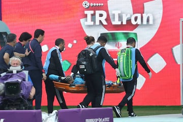 Los servicios médicos retiran del campo a Alireza Beiranvand, portero de Irán.