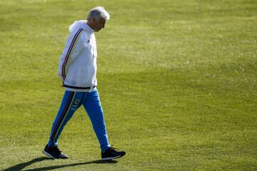 José Néstor Pékerman se fue de la Selección Colombia. El técnico argentino se va después de seis años, la clasificación a dos mundiales, descubrir nuevos talentos y figuras para el fútbol colombiano y el récord de partidos dirigidos con el equipo nacional. Acá unas imágenes para el recuerdo. ¡Gracias Profe!