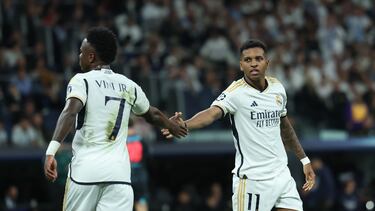 MADRID, 09/04/2024.- Los jugadores brasileños del Real Madrid, Vinicius Junior (i) y Rodrygo, durante el encuentro correspondiente a los cuartos de final de la Liga de Campeones que Real Madrid y Manchester City disputan hoy martes en el estadio Santiago Bernabéu, en Madrid. EFE / Kiko Huesca.