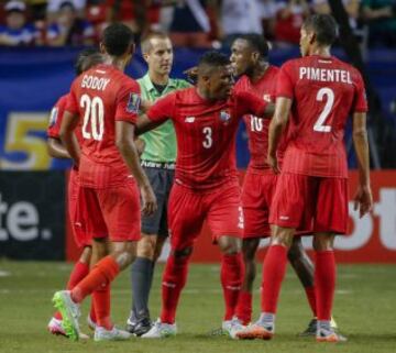 Jugadores de Panamá discuten con el árbitro Mark Geiger, que decretó penalti por una supuesta mano de Torres, lo que enfado de los panameños, que amenazaron incluso con retirarse del campo