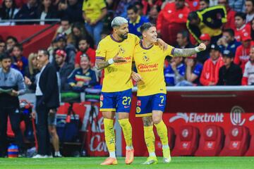 Rodrigo Aguirre celebrates goal 0-1 with Brian Rodriguez of America during the Quarter final second leg match between Toluca And America as part of the Liga BBVA MX, Torneo Apertura 2024 at Nemesio Diez Stadium on November 30, 2024 in Toluca, Estado de Mexico, Mexico.