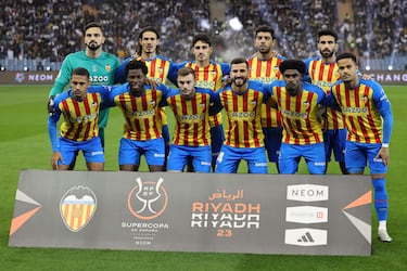 Equipo del Valencia. De pie: Giorgi Mamardashvili, Edinson Cavani, André Almeida, Cenk Özkacar y Eray Cömert. Agachados: Samuel Lino, Yunus Musah, Toni Lato, José Luis Gayá, Thierry Correia y Justin Kluivert.