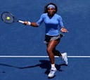 Serena sufre en su debut pero pasa a la siguiente ronda