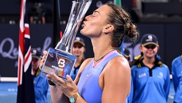 Aryna Sabalenka besa el trofeo conquistado en Brisbane.