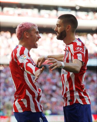 El jugador francés celebra con el jugador belga Carrasco el 2-1 al Almería. 