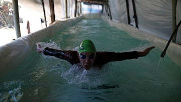 Una piscina construida por la familia para nadar en casa