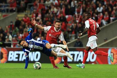 El centrocampista portugués, que hace poco superó los 1.000 partidos como profesional, podría termina su carrera al final de la próxima temporada temporada (tiene contrato hasta 2025). Actualmente juegan con 37 años en el S. C. Braga de la Primeira Liga