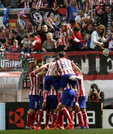 Los jugadores del Atlético de Madrid celebran el gol del centrocampista Raúl García, el primero del equipo ante el Villarreal.