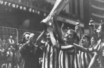 Jugadores de la Juventus con el trofeo de la Uefa en alto 
