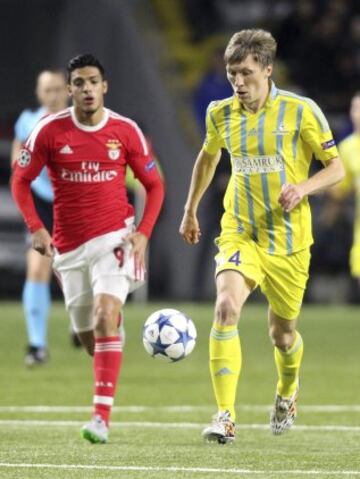 Jiménez persigue a Postnikov durante el partido de la fase de grupos entre el Astana y el Benfica. En el partido de ida, que el Benfica ganó 2-0, el exdelantero del América jugó sólo 13 minutos.