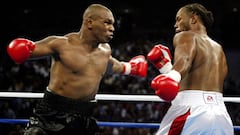 Mike Tyson y Lennox Lewis durante su combate de 2002.