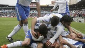 <b>VICTORIA DE FE. </b>La piña de celebración del Zaragoza tras el gol de Apoño resume el estado de optimismo ante el final de Liga.