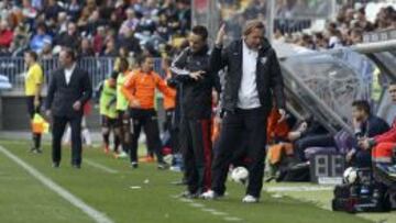 El entrenador del Málaga, el alemán Bernd Schuster protesta al cuarto árbitro en el partido ante el Real Valladolid.