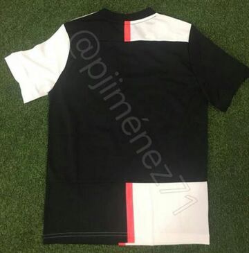 La nueva camiseta de la Juventus de Turín no gustará a los nostálgicos del conjunto italiano ya que suprime las míticas rayas negras y blancas de la elástica. Además la franja rosa que se sitúa en el centro sirve como separador de los colores míticos del club. 