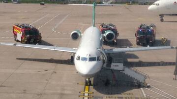 El avión del City sobre la pista del aeropuerto de Manchester.