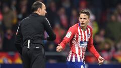 Arias le protesta a Mateu Lahoz durante el partido de Copa contra el Girona.