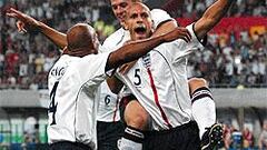 <B>ABRIÓ EL CAMINO</B>. Ferdinand remató y Sorensen se metió el balón en su propia portería. Era el primer gol y Río, Owen y Sinclair lo celebraron por todo lo alto.