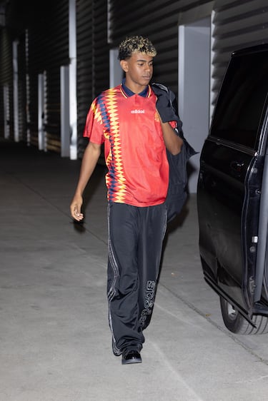 3. La camiseta en cuestión que lució Lamine fue uno de los diseños más icónicos de la marca alemana para el Mundial del 94. Además de La Roja lo lucieron otros equipos como Francia (aunque en su caso no pudieron lucirlo en la gran cita porque no se clasificaron). Otras como Alemania llevaron un diseño con un patrón similar, aunque con barras horizontales en vez de verticales.
