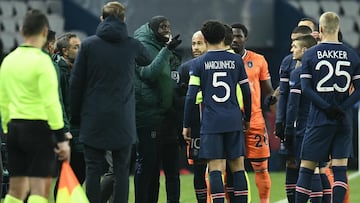 Demba Ba speaks to PSG-Istanbul fourth official Coltescu