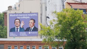 Podemos despliega una lona con la imagen de Florentino