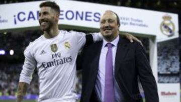 Rafa Benítez, sonriente con Sergio Ramos.