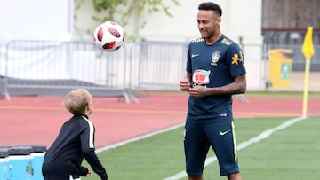 Sochi (Russian Federation), 04/07/2018.- Brazil&#039;s player Neymar with his son Davi Lucca during a training session in Sochi, Russia, 04 July 2018. Brazil will face Belgium in their FIFA World Cup 2018 quarter final soccer match on 06 July 2018 in Kaza